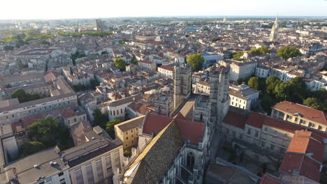 Rundflug-Um-Die-Kathedrale-Von-Montpellier-Mit-Der-Altstadt-Im-Hintergrund.-Sonnenaufgang